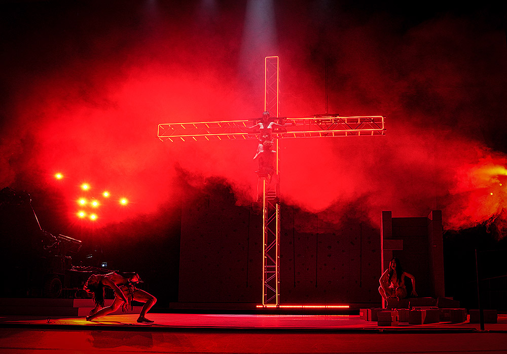 Florentina Holzinger: gravedad, cuerpo y danza extrema