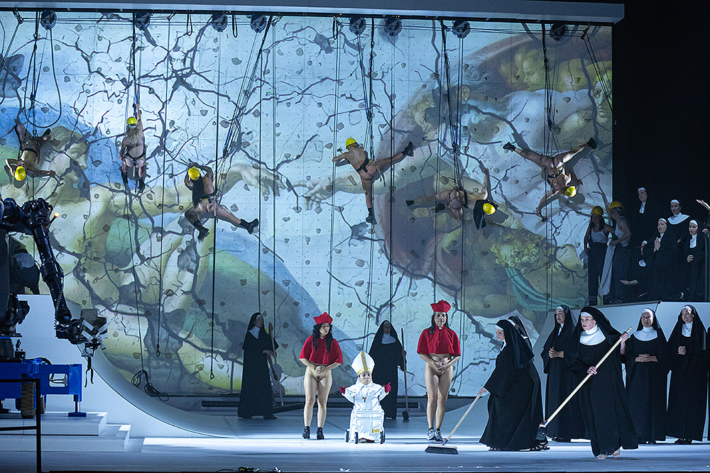 Florentina Holzinger: gravedad, cuerpo y danza extrema