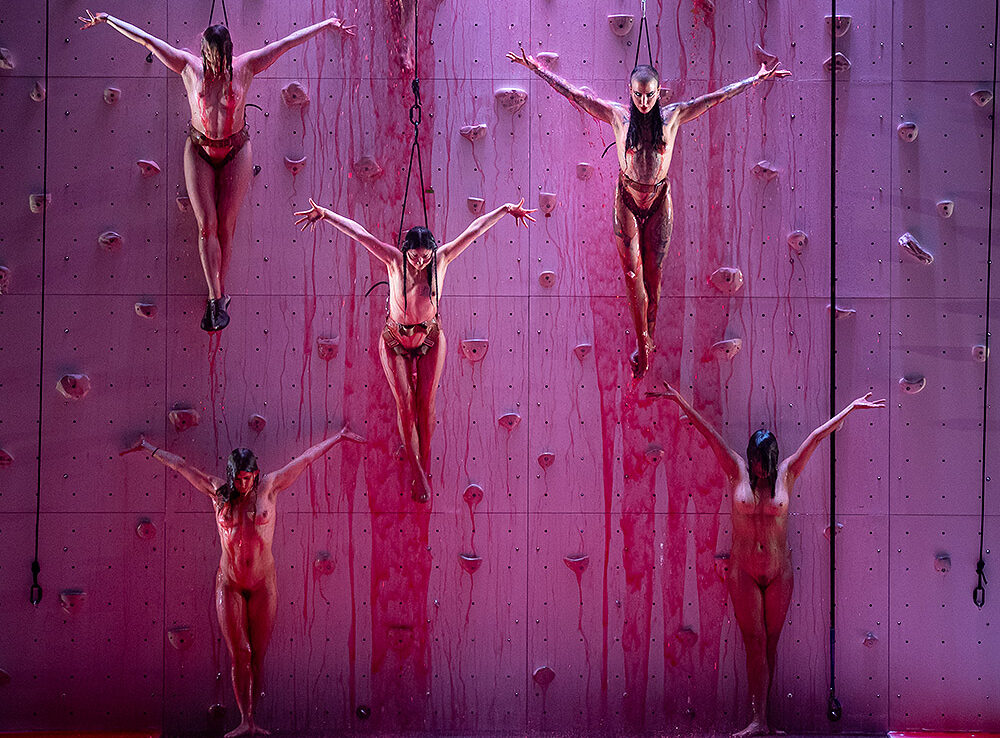 Florentina Holzinger: gravedad, cuerpo y danza extrema