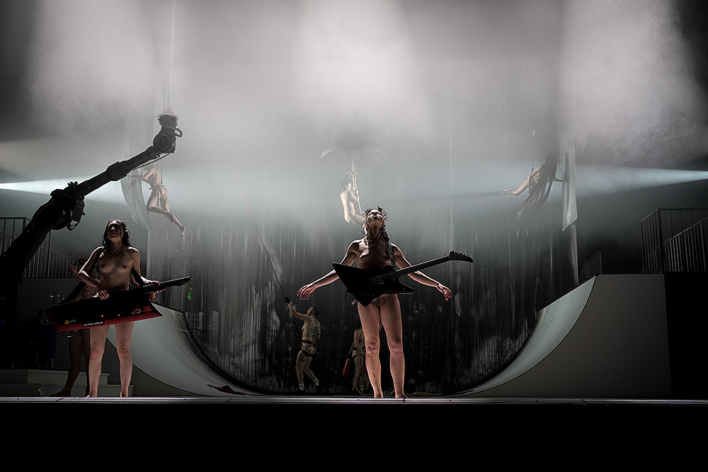 Florentina Holzinger: gravedad, cuerpo y danza extrema