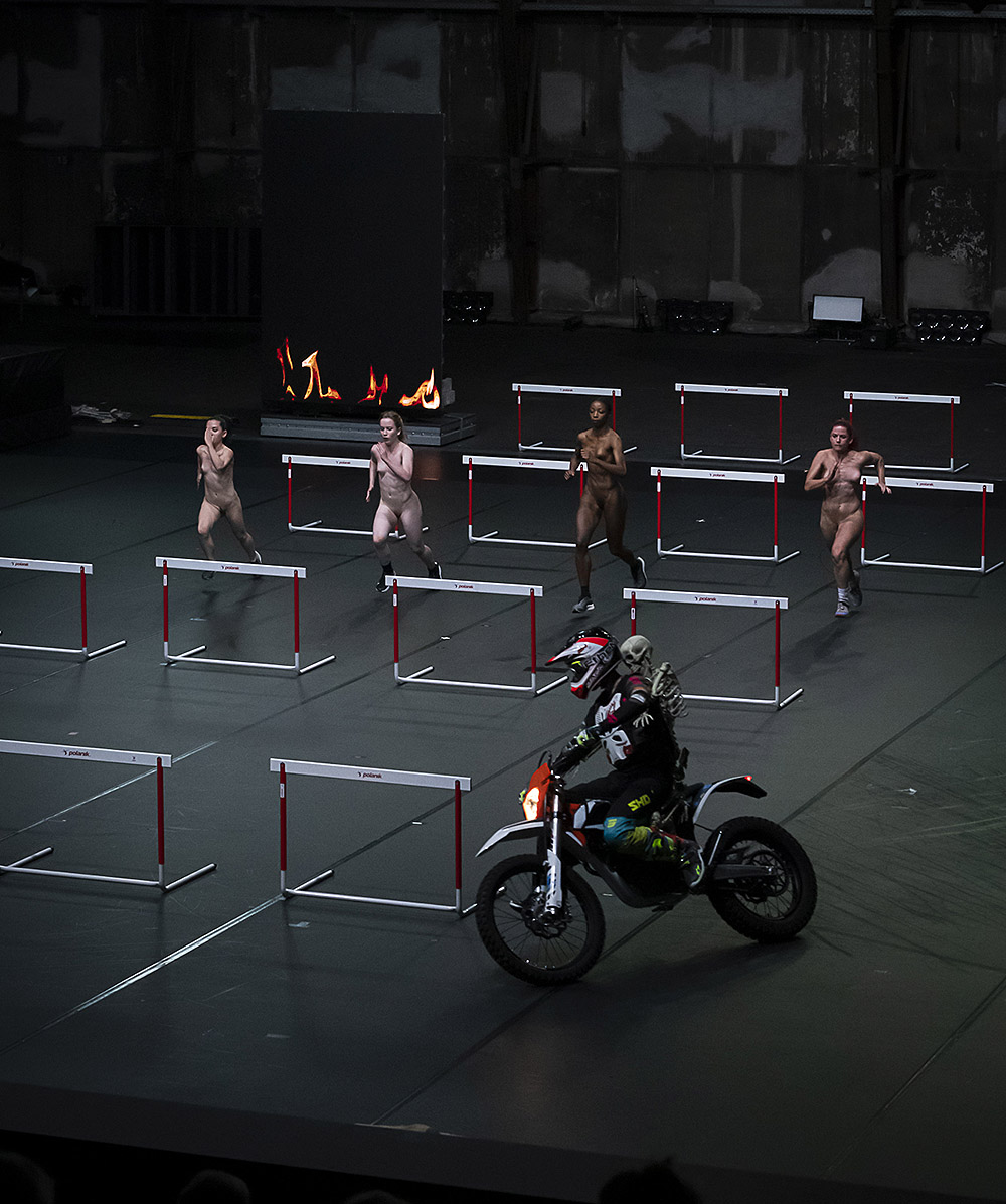 Florentina Holzinger: gravedad, cuerpo y danza extrema