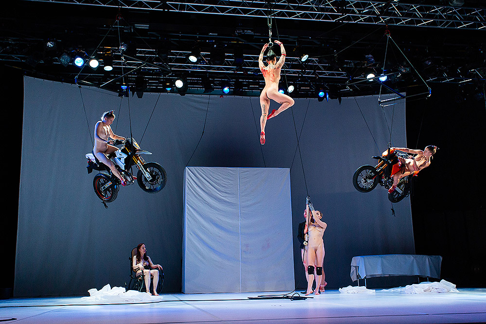 Florentina Holzinger: gravedad, cuerpo y danza extrema