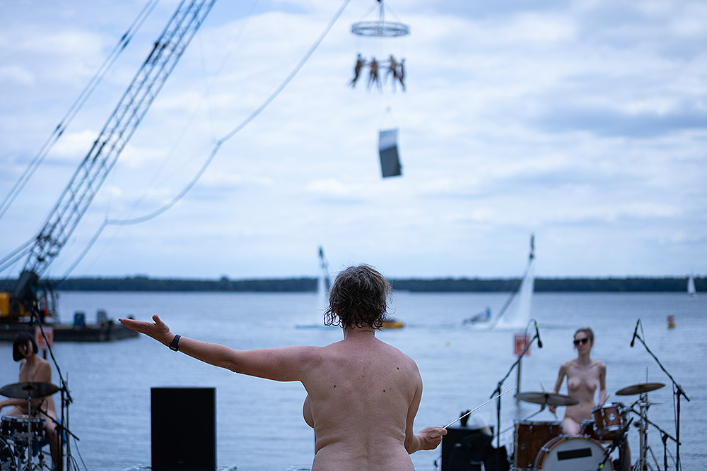 Florentina Holzinger: gravedad, cuerpo y danza extrema