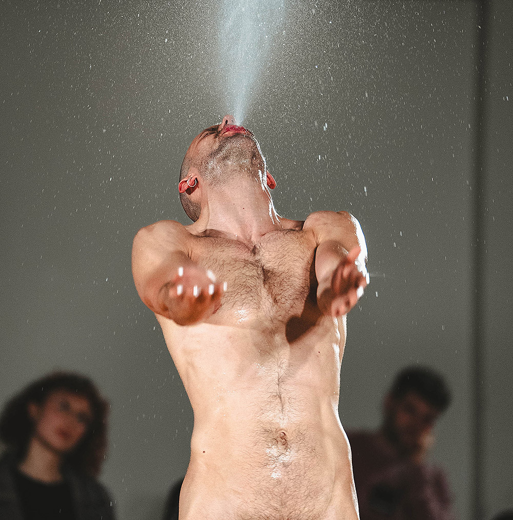 Force Song: fuerza, esperanza y cuerpos en tensión crítica