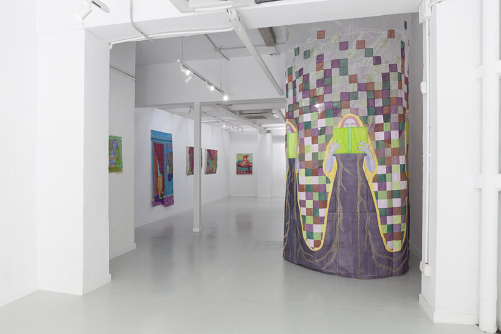 Lauren Januhowski: invocar, tejer y habitar lo invisible