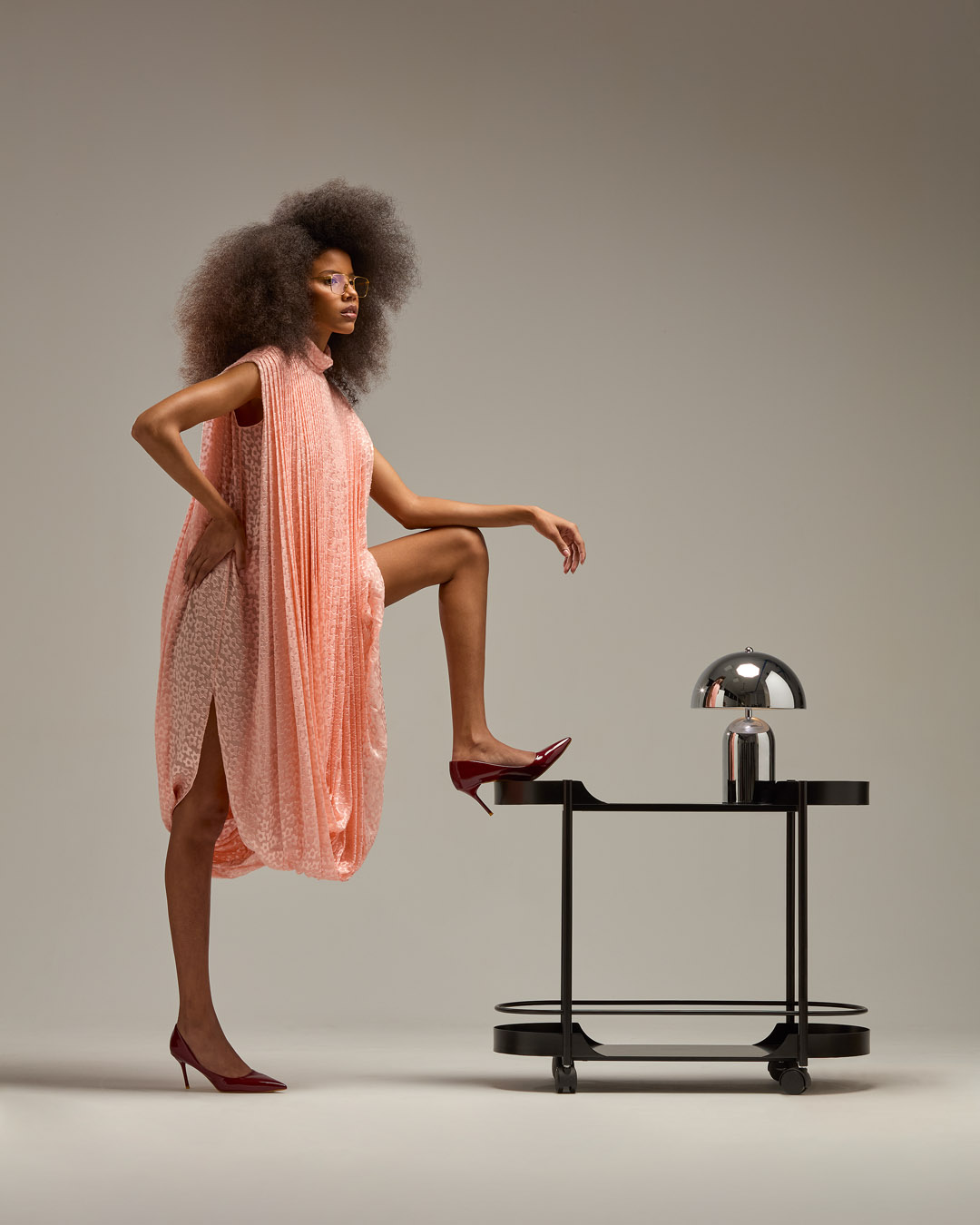 Post Modern: un editorial que fusiona moda y mobiliario