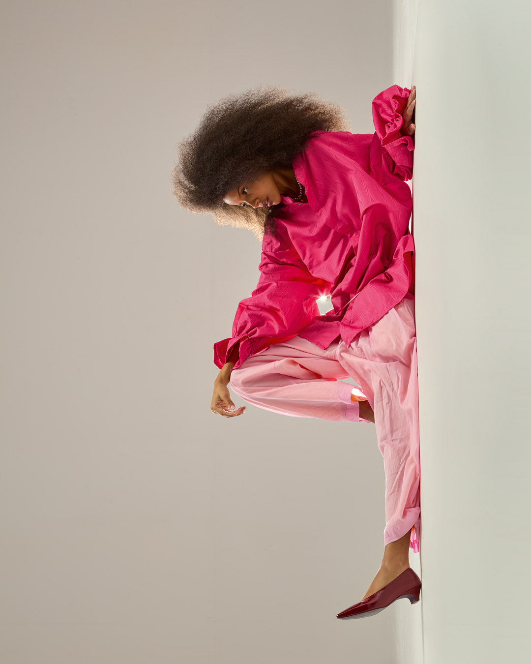 Post Modern: un editorial que fusiona moda y mobiliario