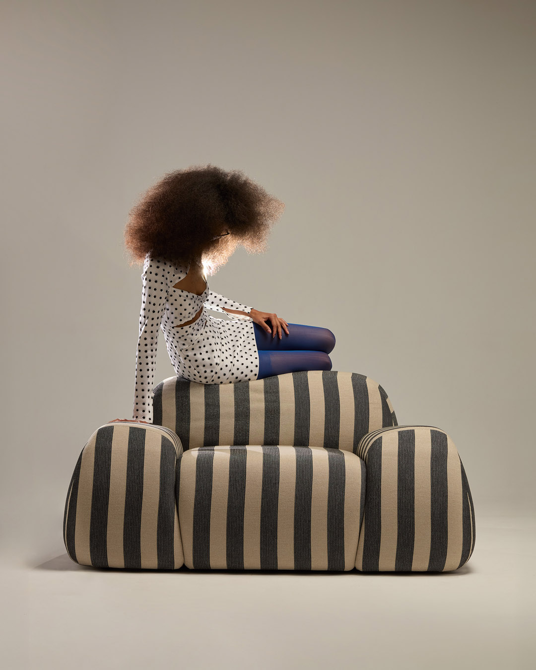 Post Modern: un editorial que fusiona moda y mobiliario