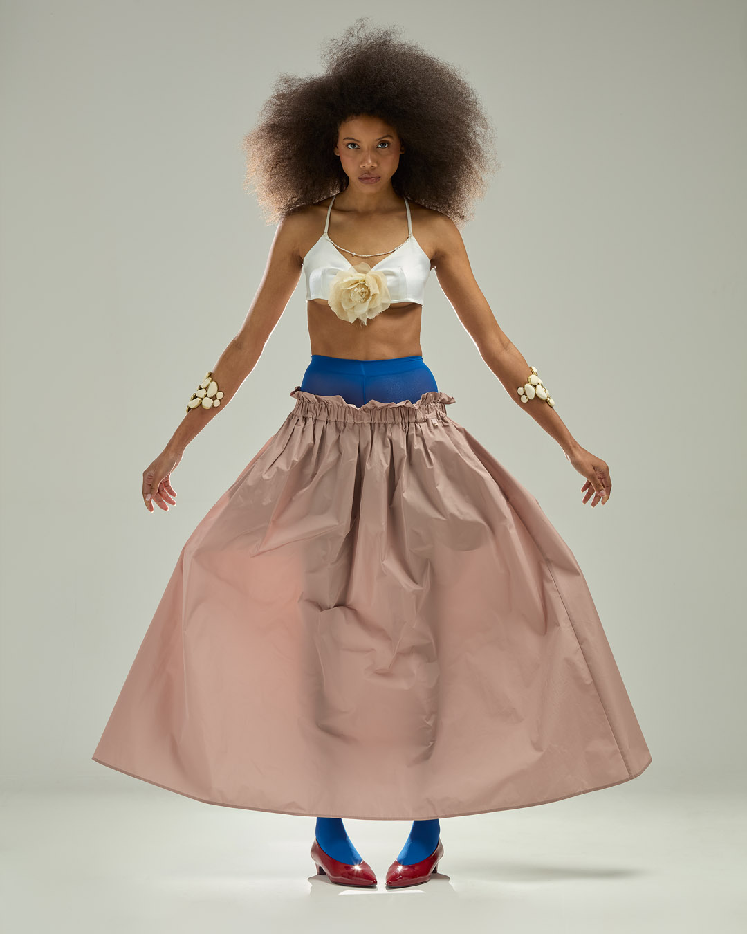 Post Modern: un editorial que fusiona moda y mobiliario