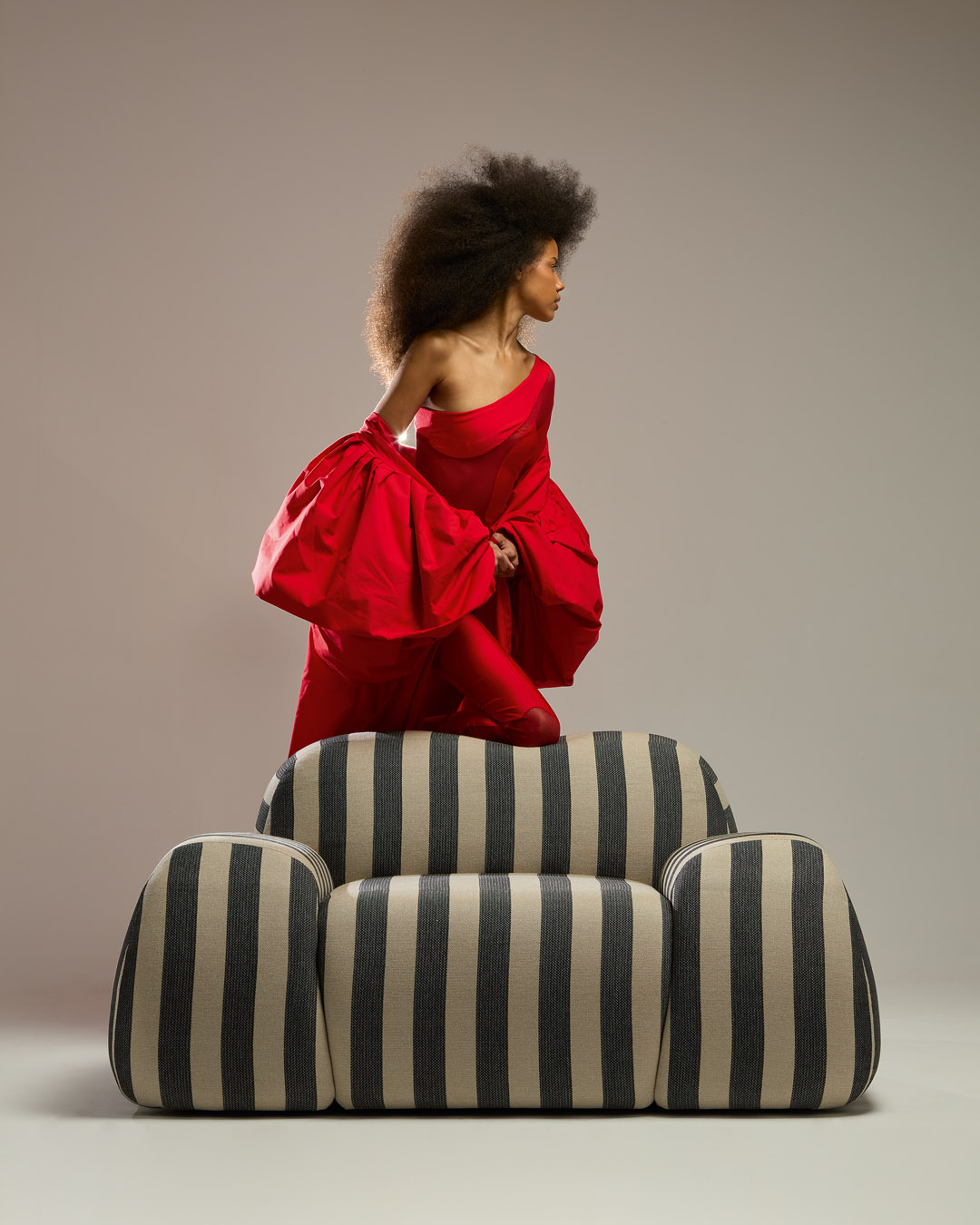 Post Modern: un editorial que fusiona moda y mobiliario