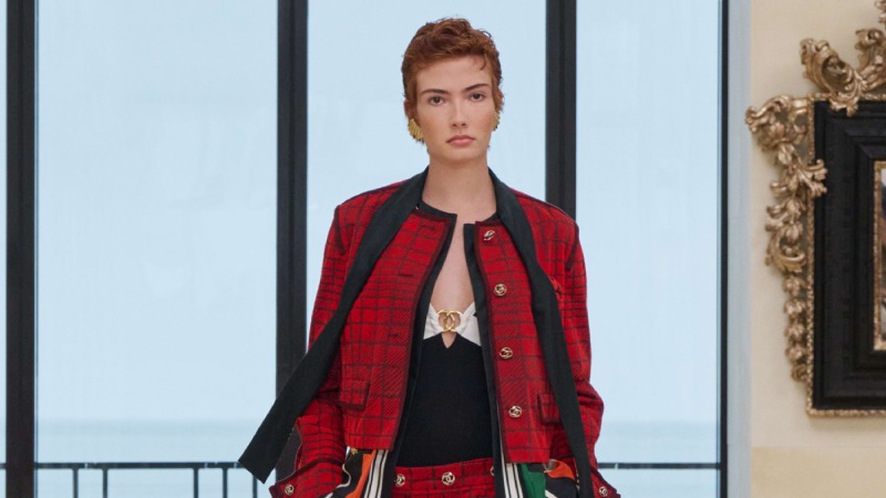 Chanel mezcla funcionalidad y elegancia costera para Cruise
