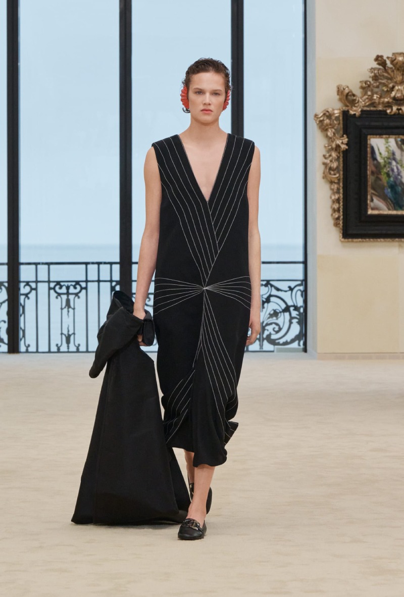Chanel mezcla funcionalidad y elegancia costera para Cruise