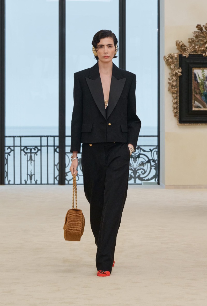 Chanel mezcla funcionalidad y elegancia costera para Cruise