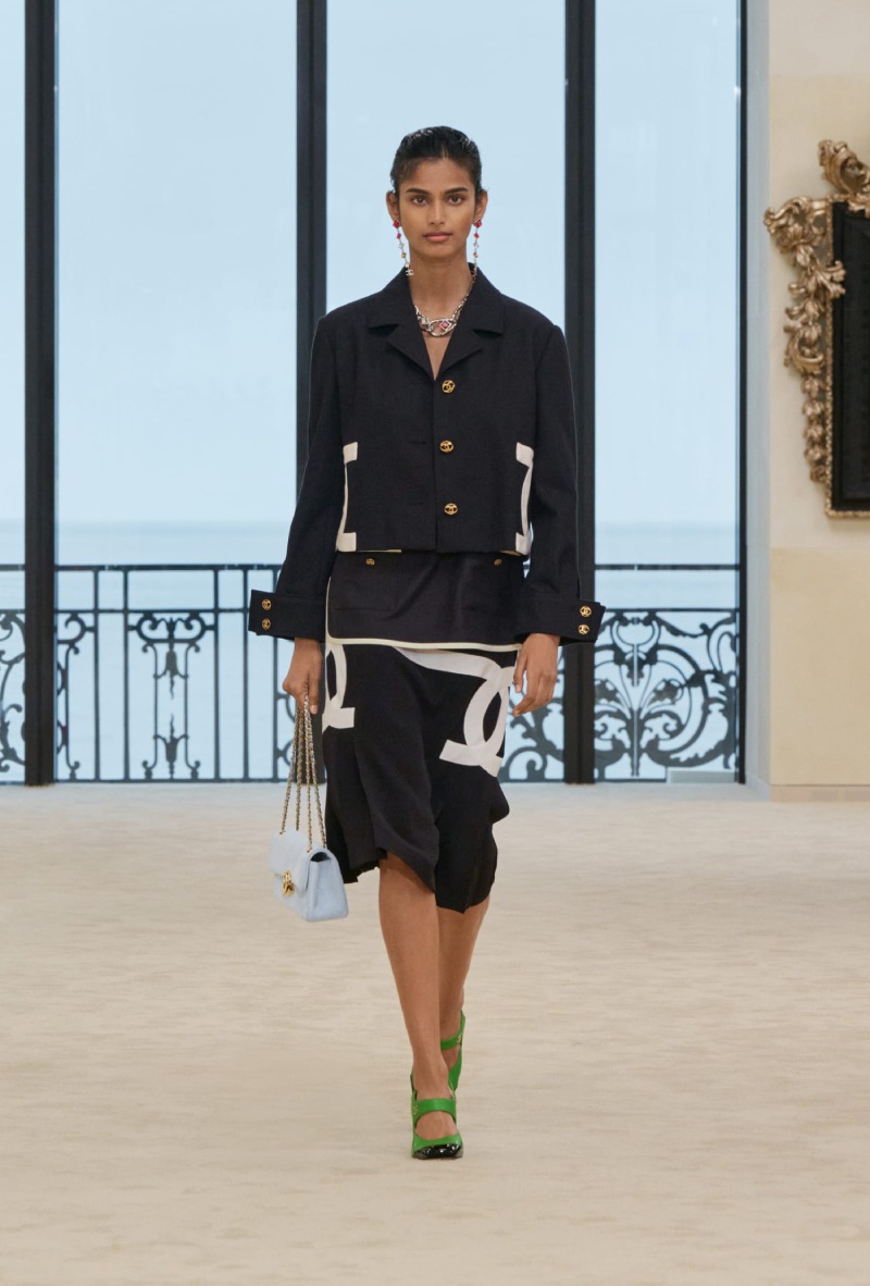 Chanel mezcla funcionalidad y elegancia costera para Cruise