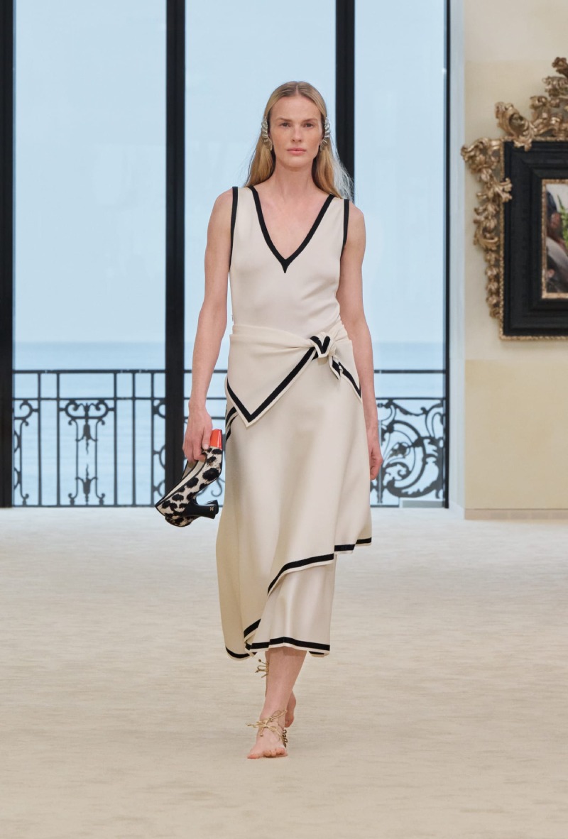 Chanel mezcla funcionalidad y elegancia costera para Cruise