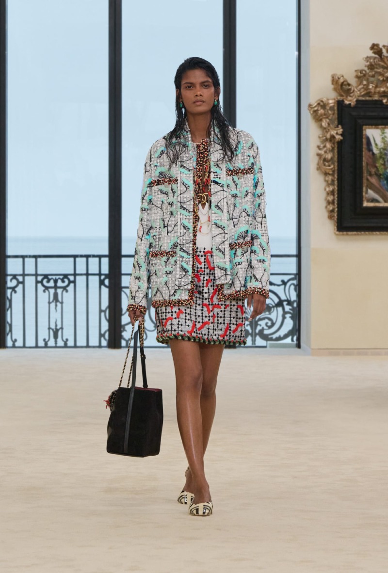 Chanel mezcla funcionalidad y elegancia costera para Cruise