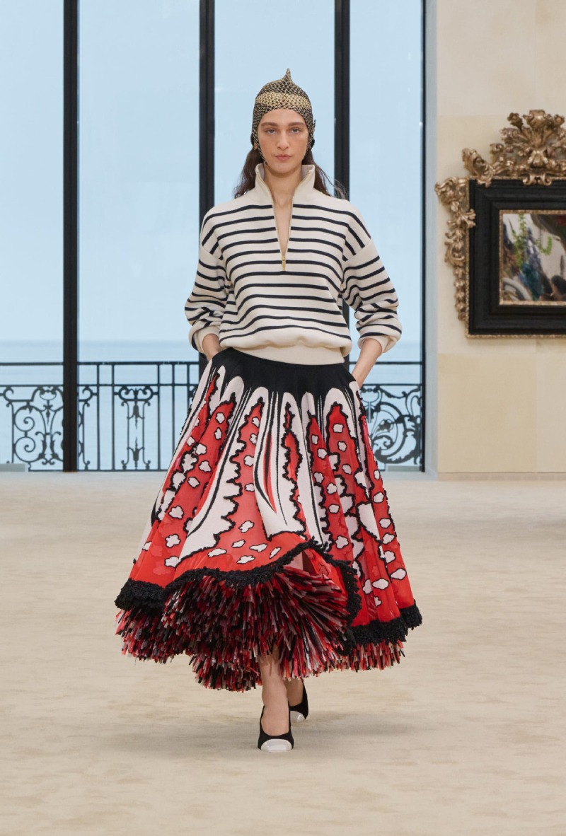 Chanel mezcla funcionalidad y elegancia costera para Cruise
