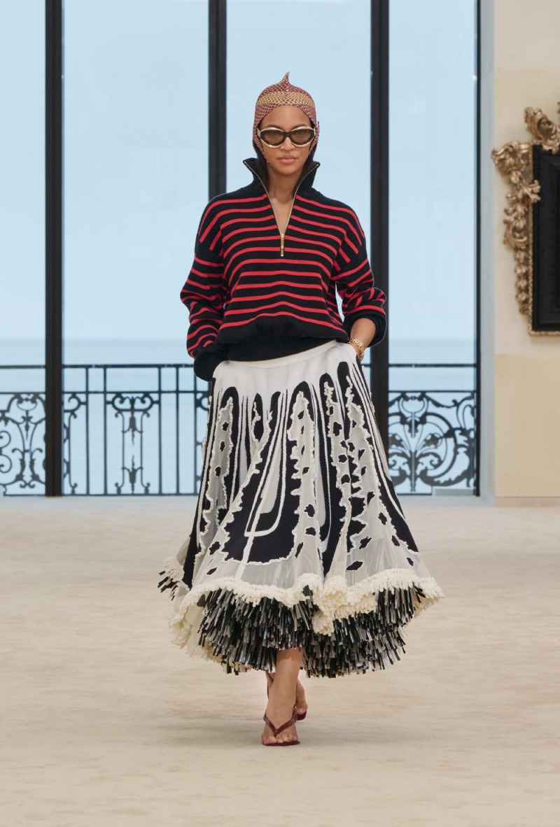 Chanel mezcla funcionalidad y elegancia costera para Cruise