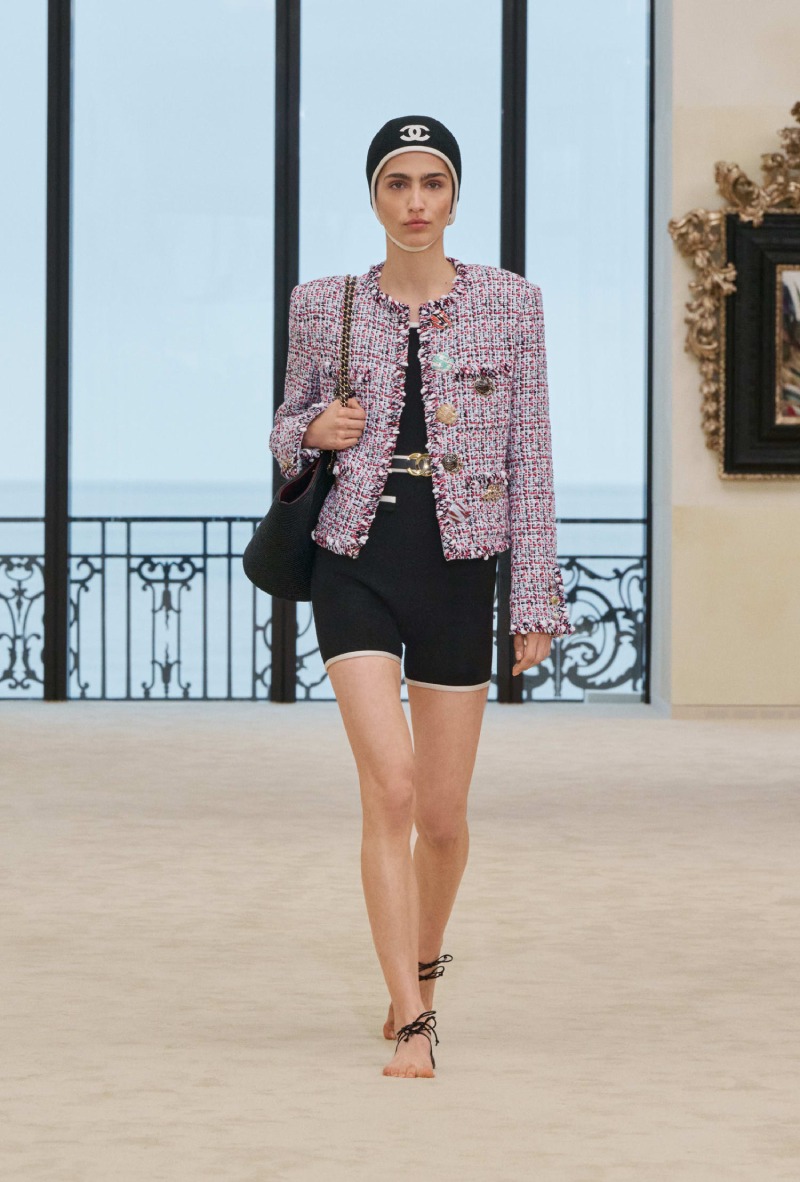 Chanel mezcla funcionalidad y elegancia costera para Cruise