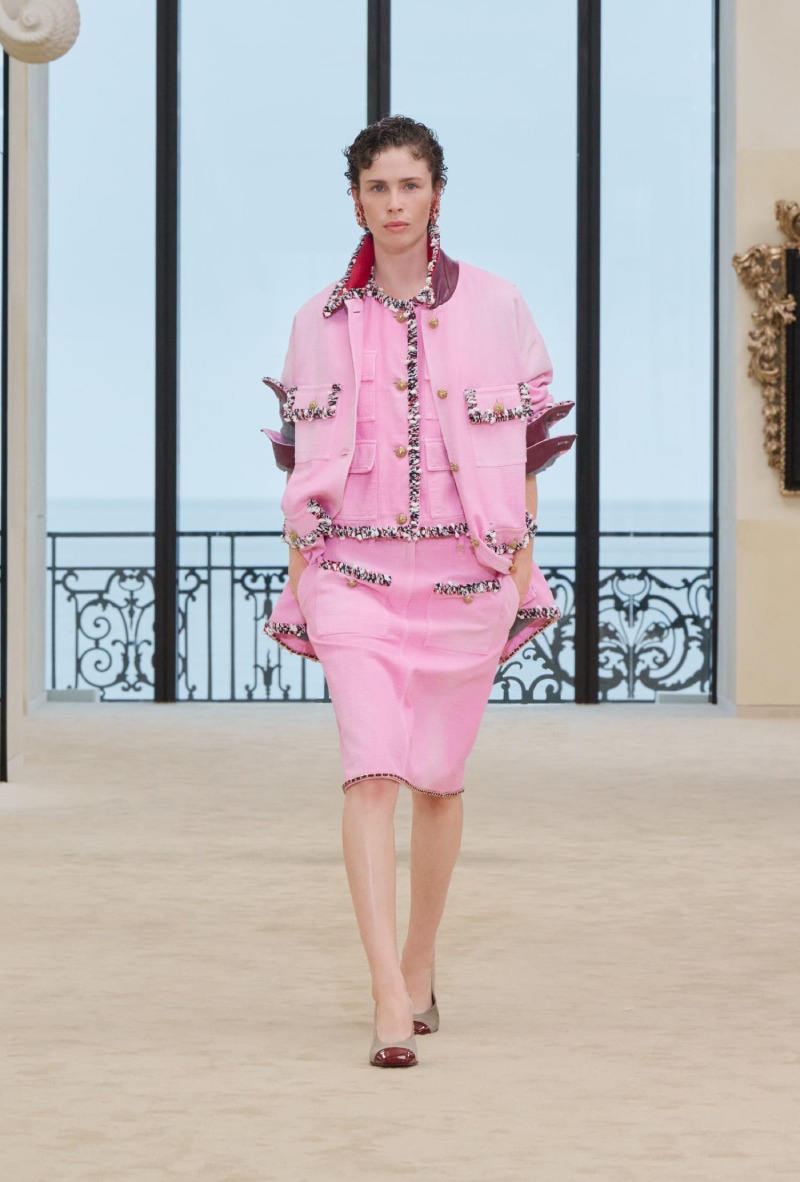 Chanel mezcla funcionalidad y elegancia costera para Cruise