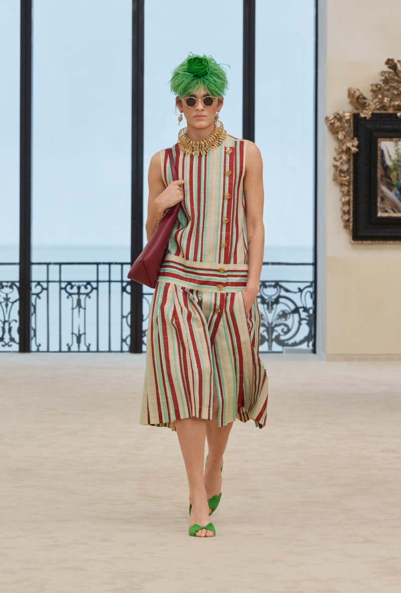 Chanel mezcla funcionalidad y elegancia costera para Cruise