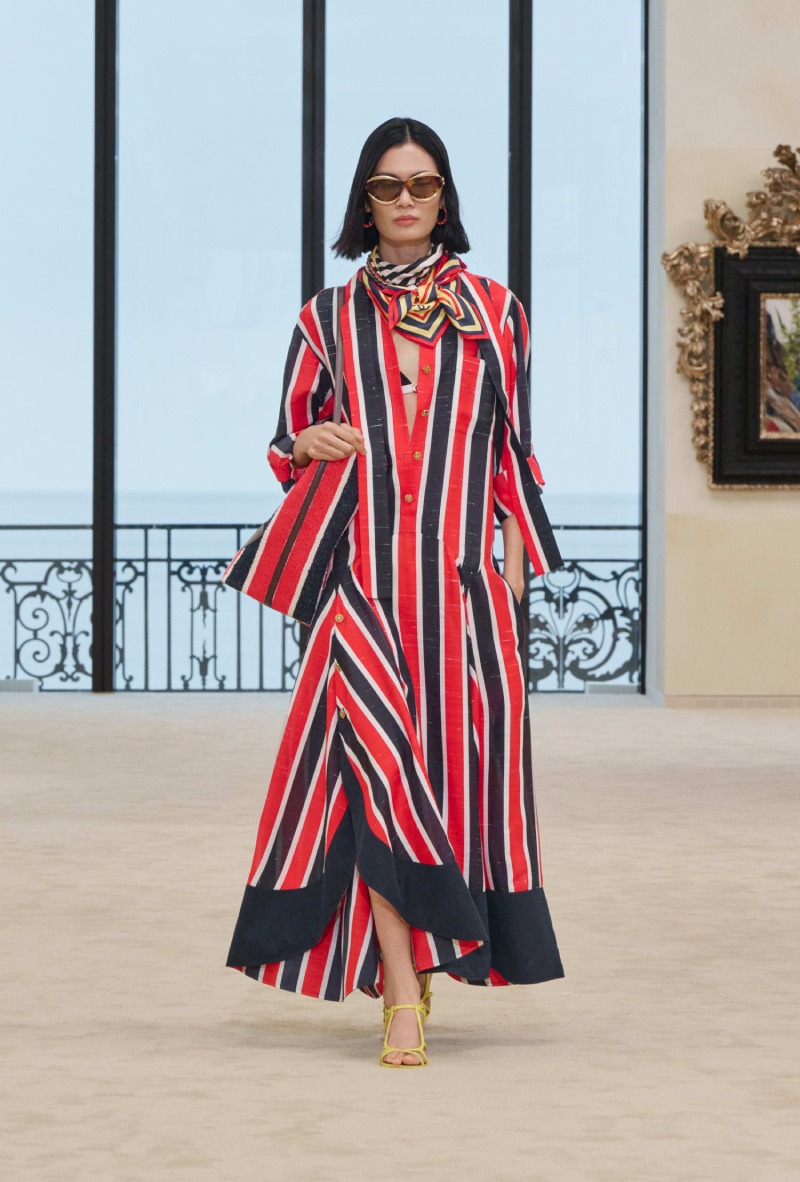 Chanel mezcla funcionalidad y elegancia costera para Cruise