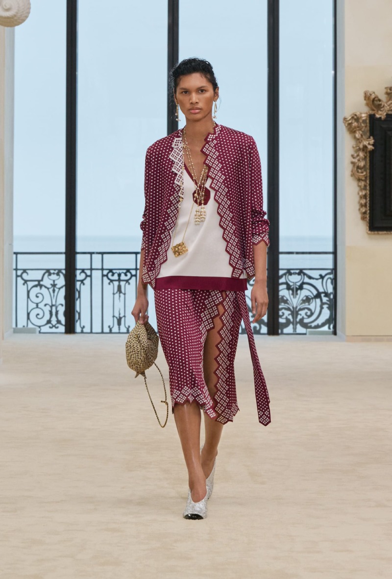 Chanel mezcla funcionalidad y elegancia costera para Cruise