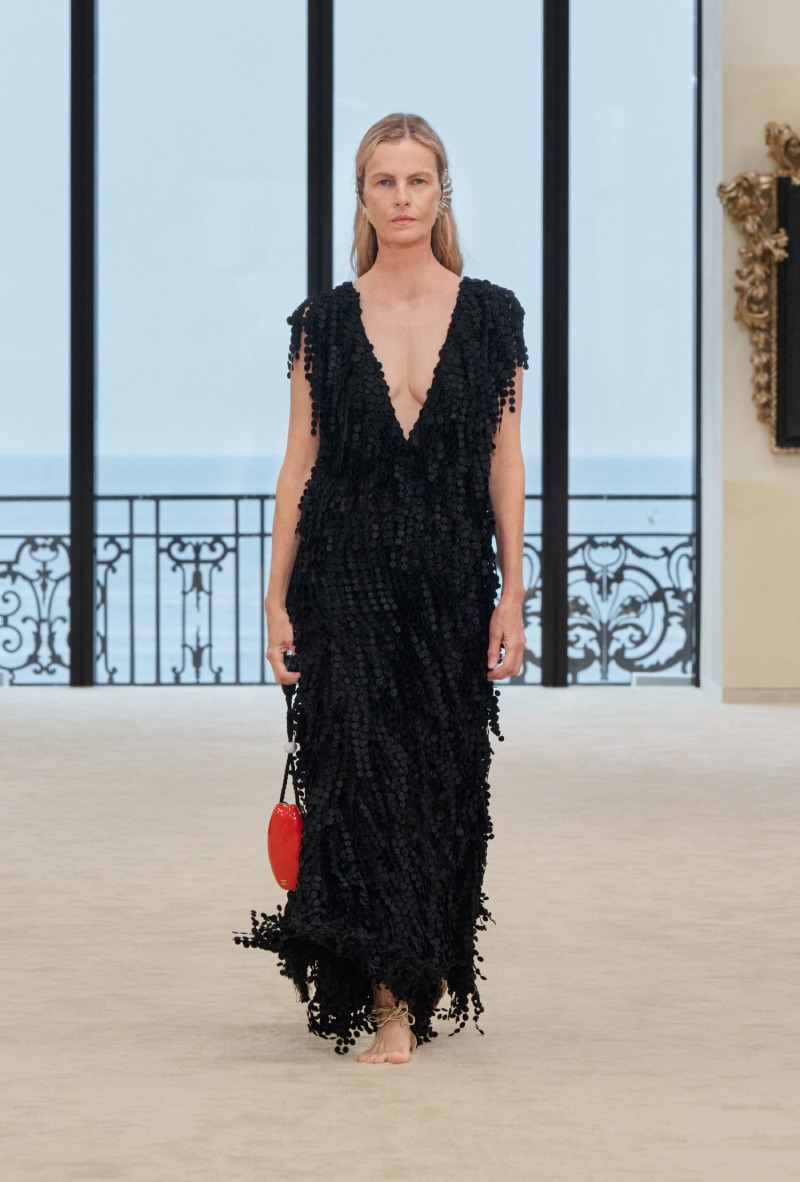 Chanel mezcla funcionalidad y elegancia costera para Cruise