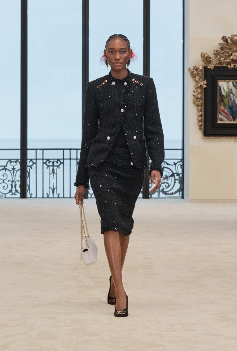 Chanel mezcla funcionalidad y elegancia costera para Cruise