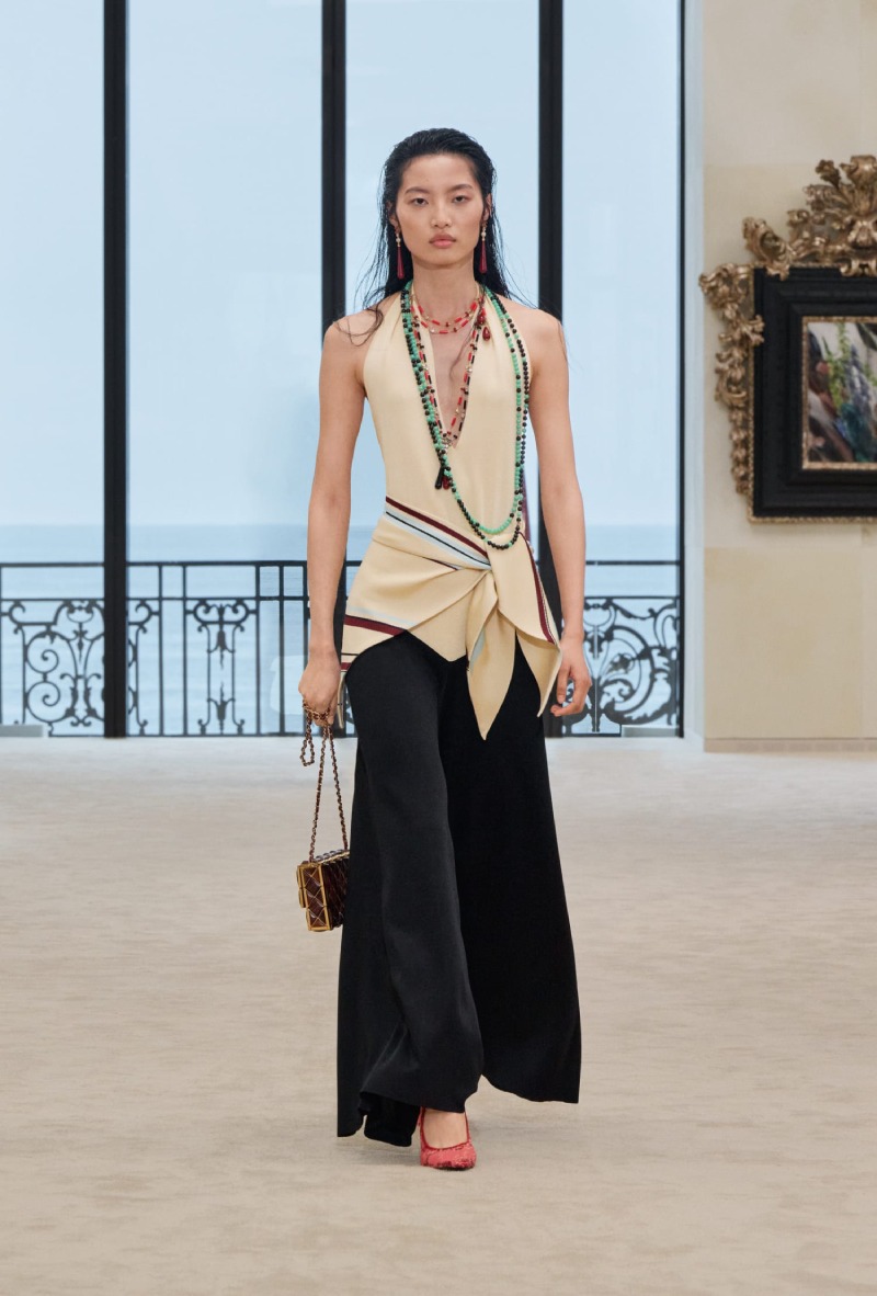 Chanel mezcla funcionalidad y elegancia costera para Cruise