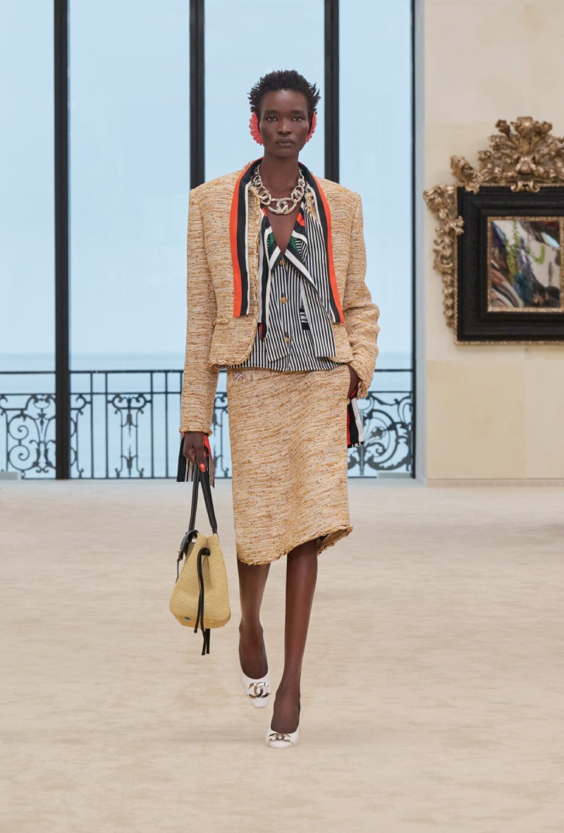 Chanel mezcla funcionalidad y elegancia costera para Cruise