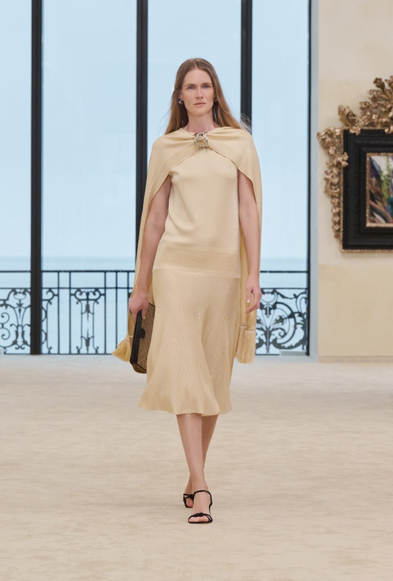 Chanel mezcla funcionalidad y elegancia costera para Cruise