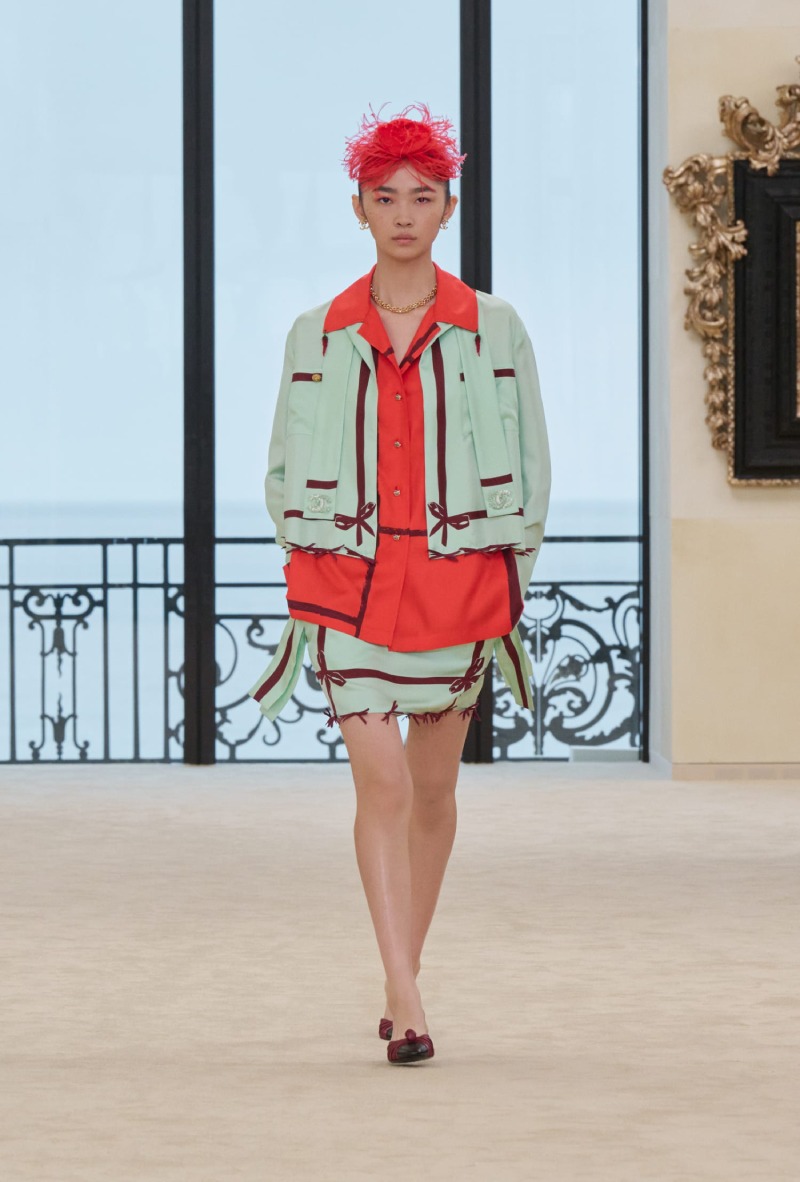 Chanel mezcla funcionalidad y elegancia costera para Cruise