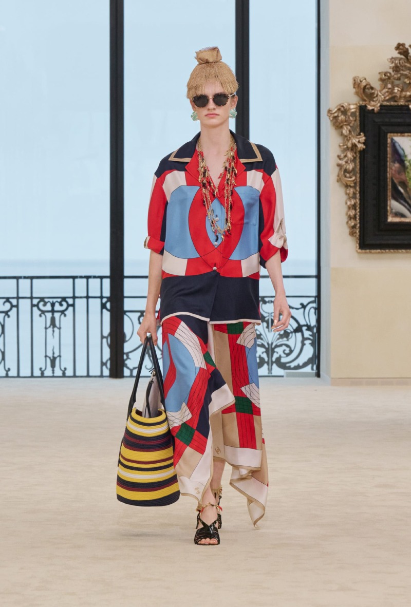 Chanel mezcla funcionalidad y elegancia costera para Cruise