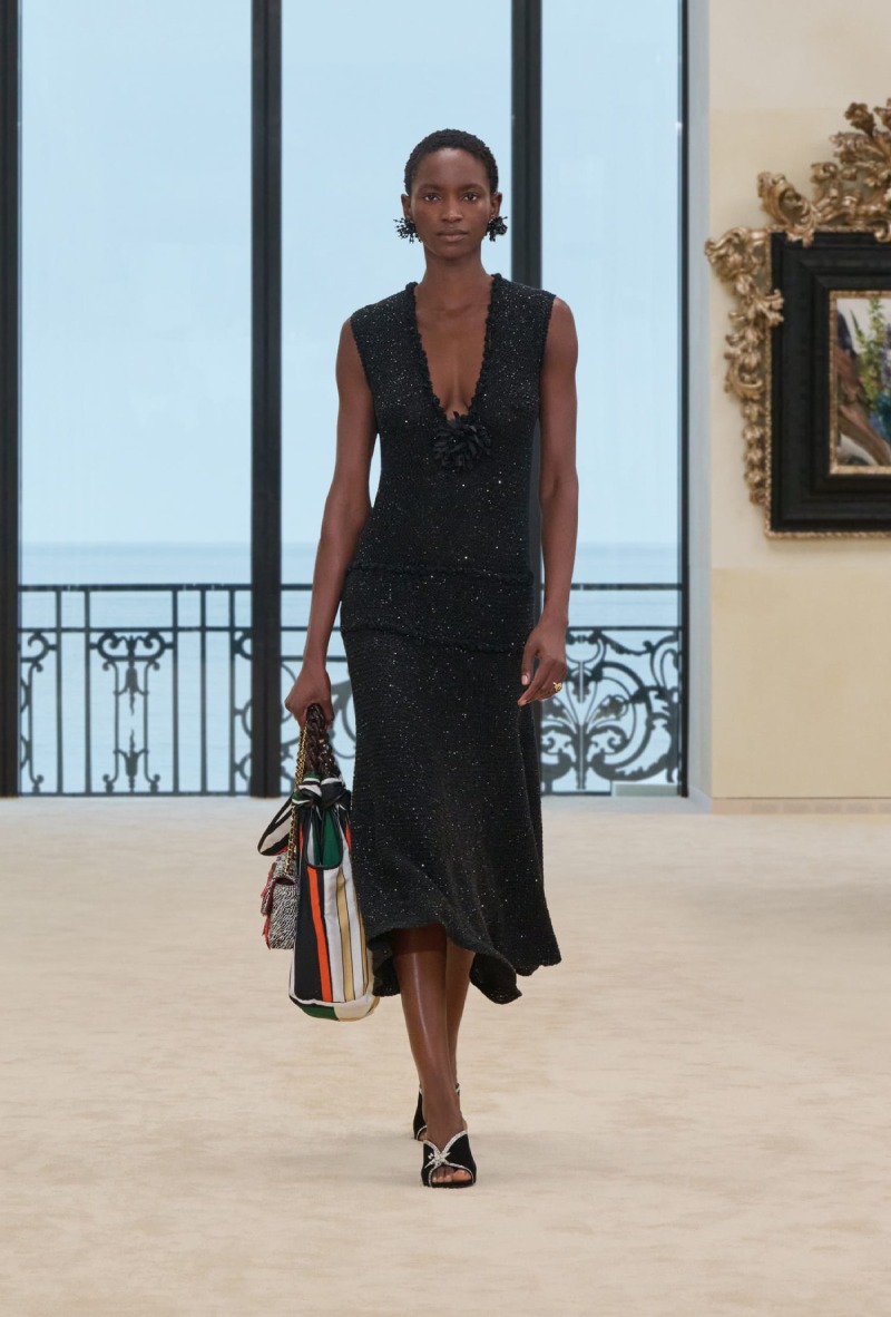 Chanel mezcla funcionalidad y elegancia costera para Cruise