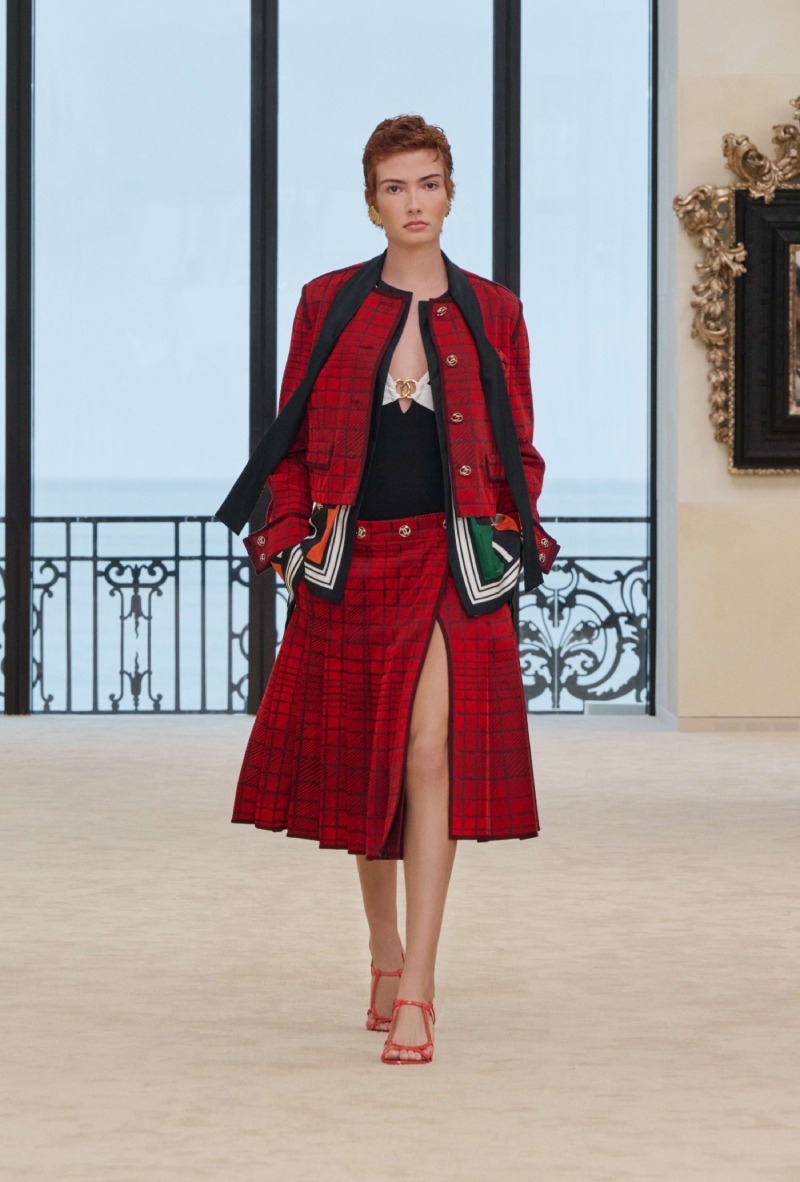 Chanel mezcla funcionalidad y elegancia costera para Cruise