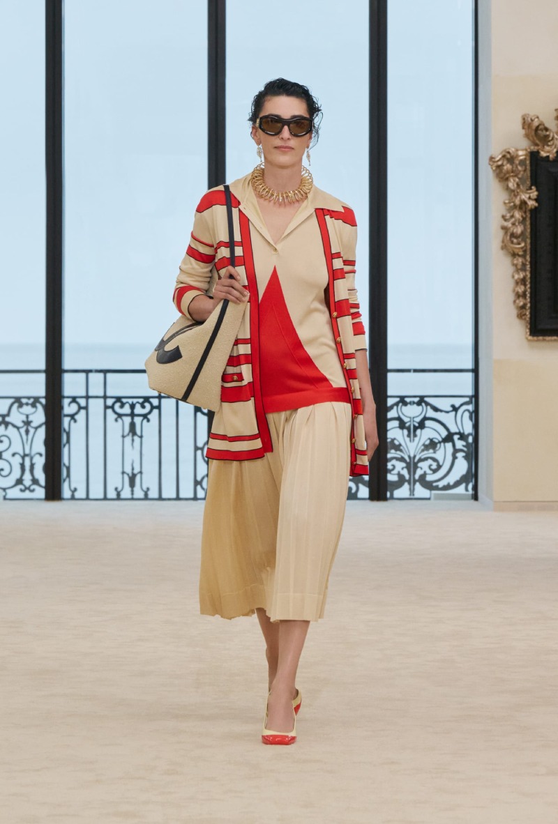 Chanel mezcla funcionalidad y elegancia costera para Cruise
