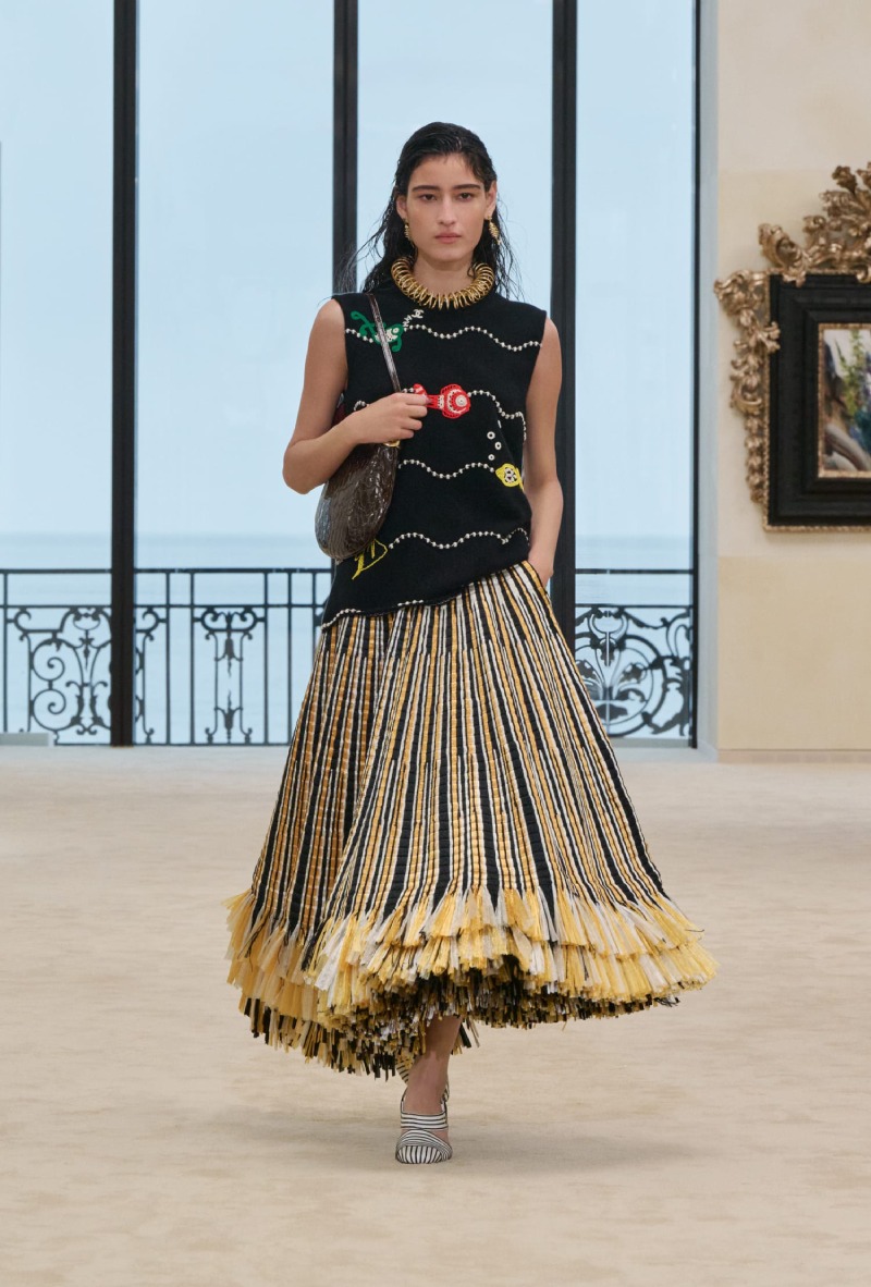 Chanel mezcla funcionalidad y elegancia costera para Cruise
