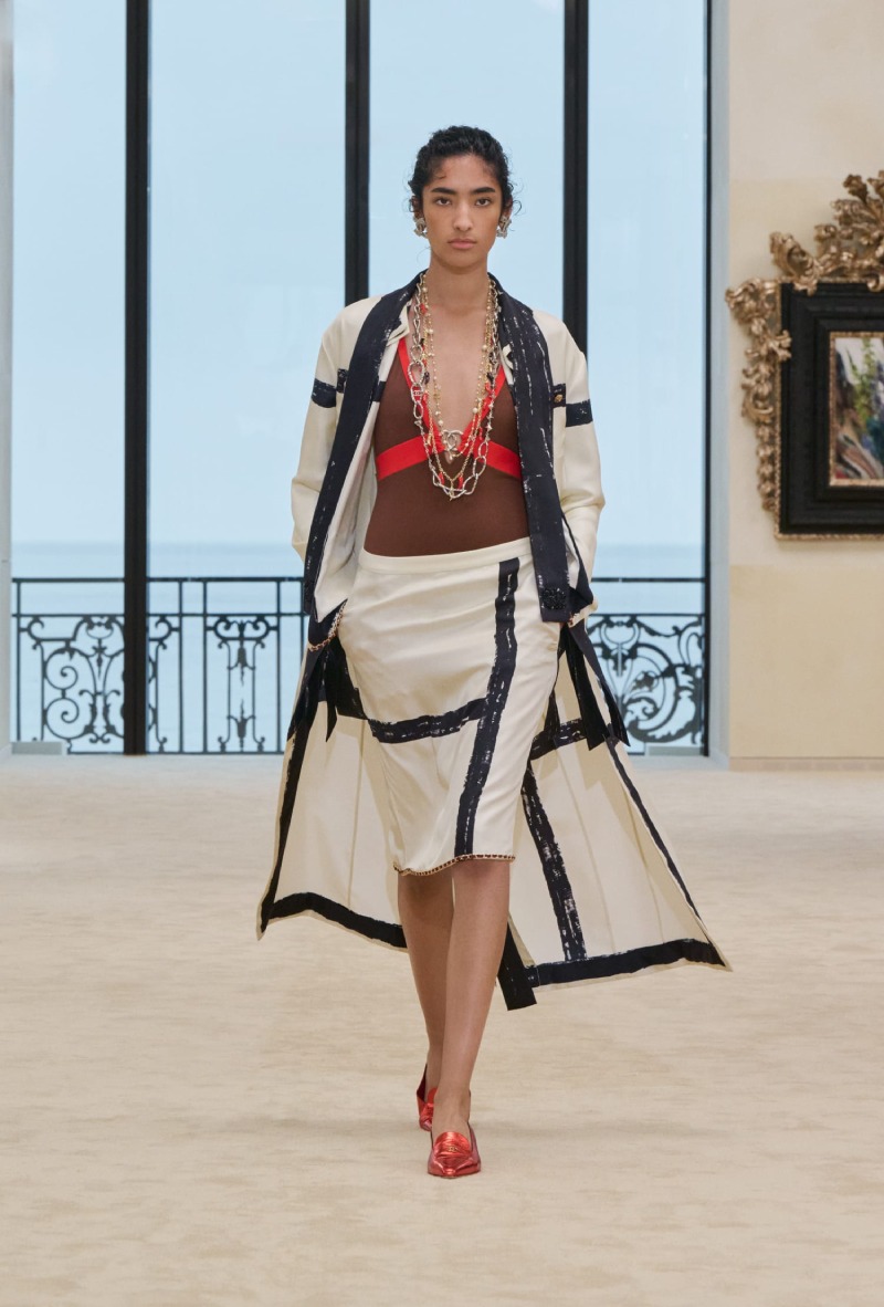 Chanel mezcla funcionalidad y elegancia costera para Cruise