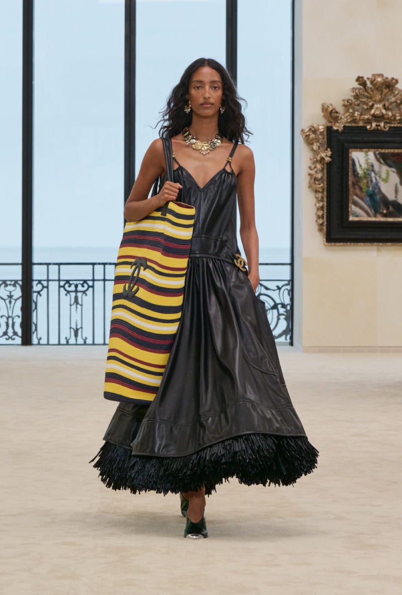 Chanel mezcla funcionalidad y elegancia costera para Cruise