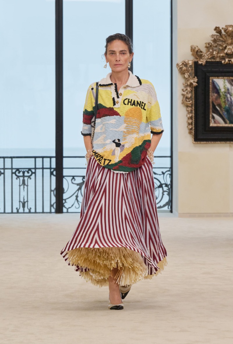 Chanel mezcla funcionalidad y elegancia costera para Cruise