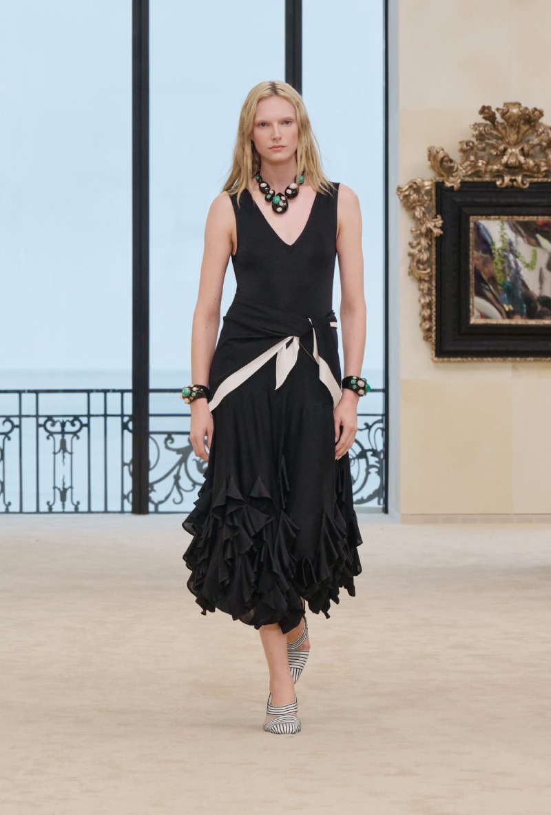 Chanel mezcla funcionalidad y elegancia costera para Cruise