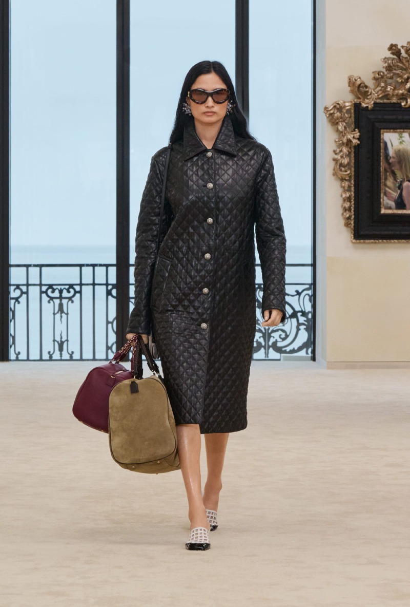 Chanel mezcla funcionalidad y elegancia costera para Cruise