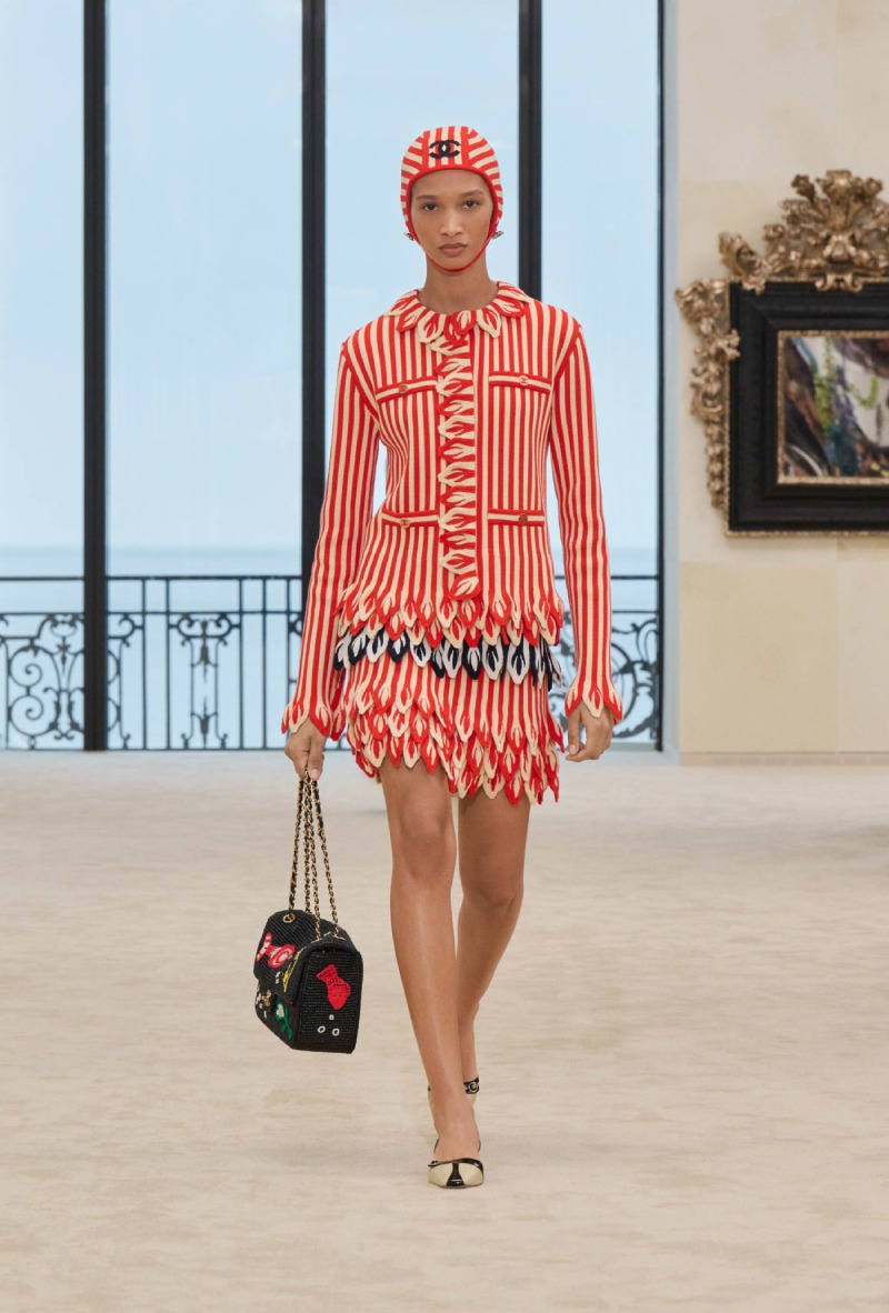 Chanel mezcla funcionalidad y elegancia costera para Cruise