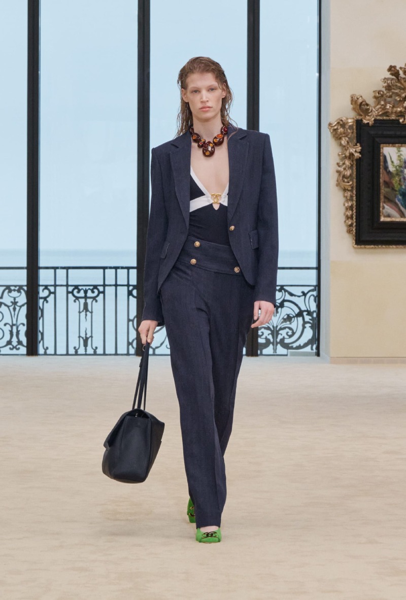 Chanel mezcla funcionalidad y elegancia costera para Cruise
