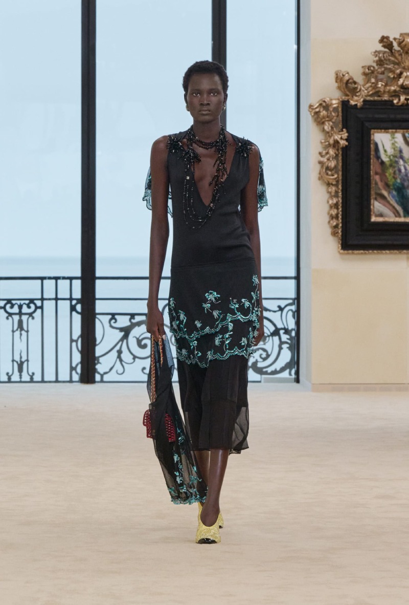 Chanel mezcla funcionalidad y elegancia costera para Cruise