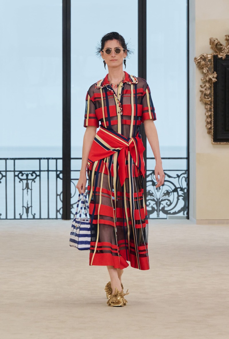 Chanel mezcla funcionalidad y elegancia costera para Cruise