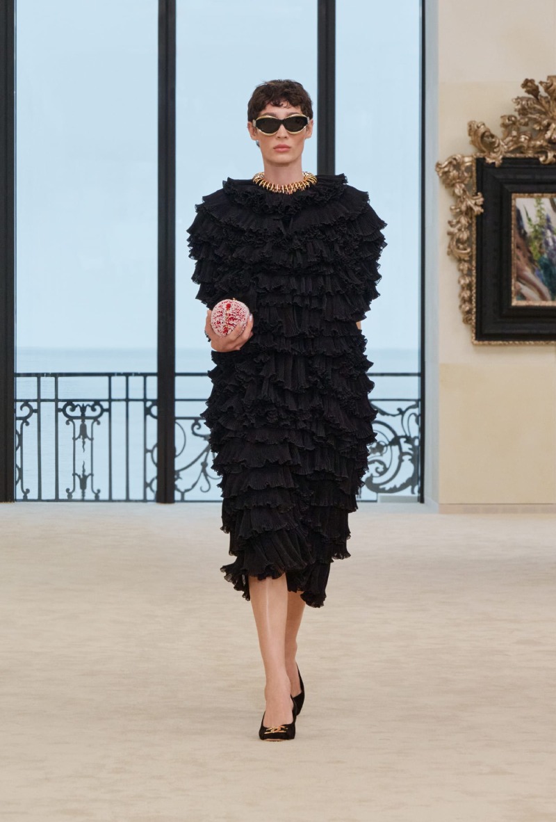 Chanel mezcla funcionalidad y elegancia costera para Cruise