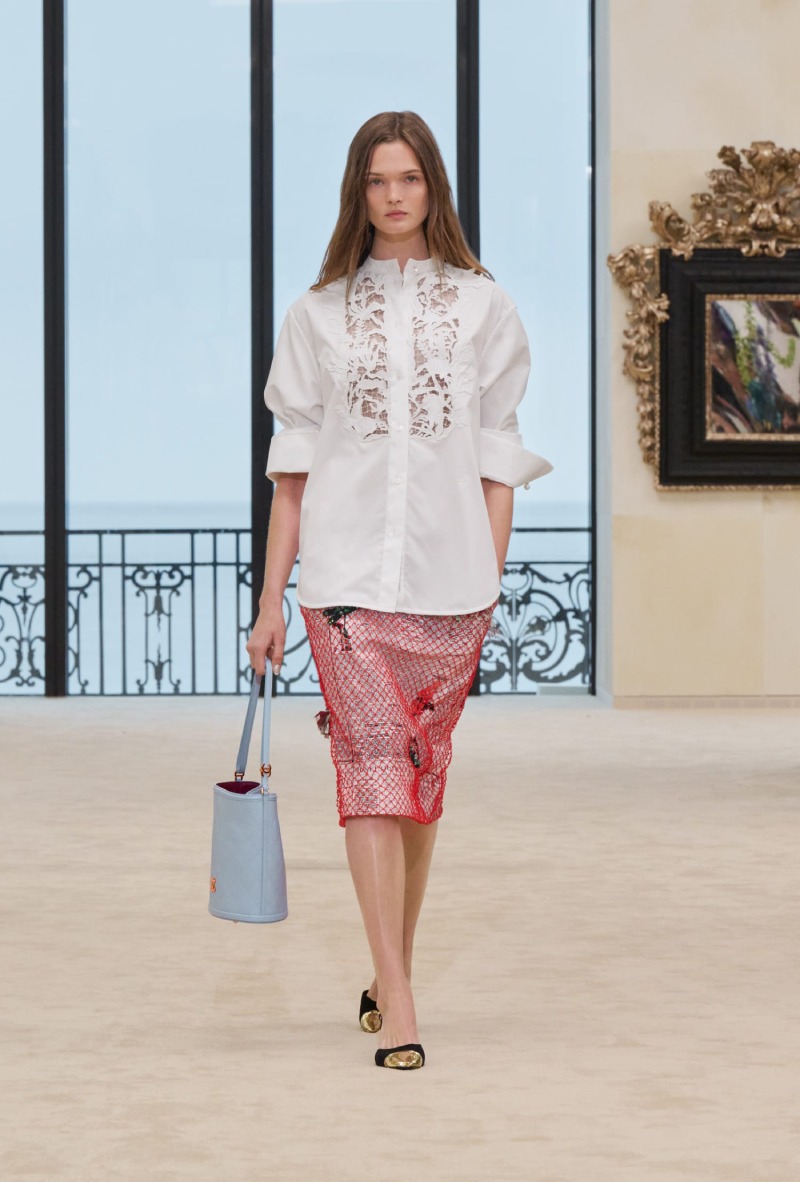 Chanel mezcla funcionalidad y elegancia costera para Cruise