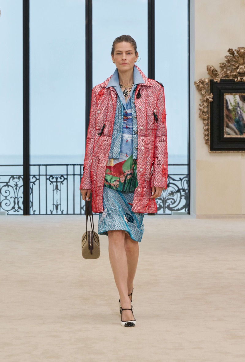 Chanel mezcla funcionalidad y elegancia costera para Cruise